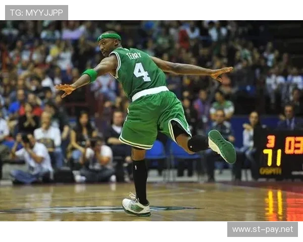 贾森·特里无球跑动拉开空间效率提升助球队外线威胁增加